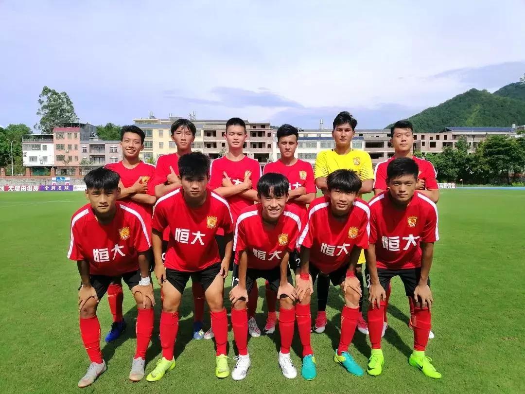 张达驰2广州足协五中 2-0 佳兆业翠园a组第七轮:进球:黄羽飞2,李灿杰