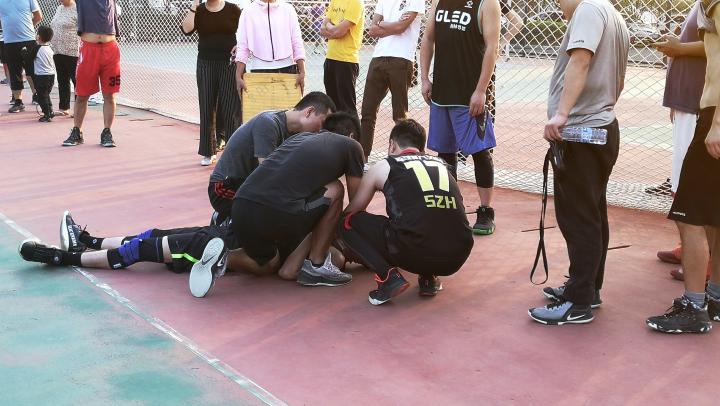 最帅背影!突遇路人昏迷,深足队医跪地施救