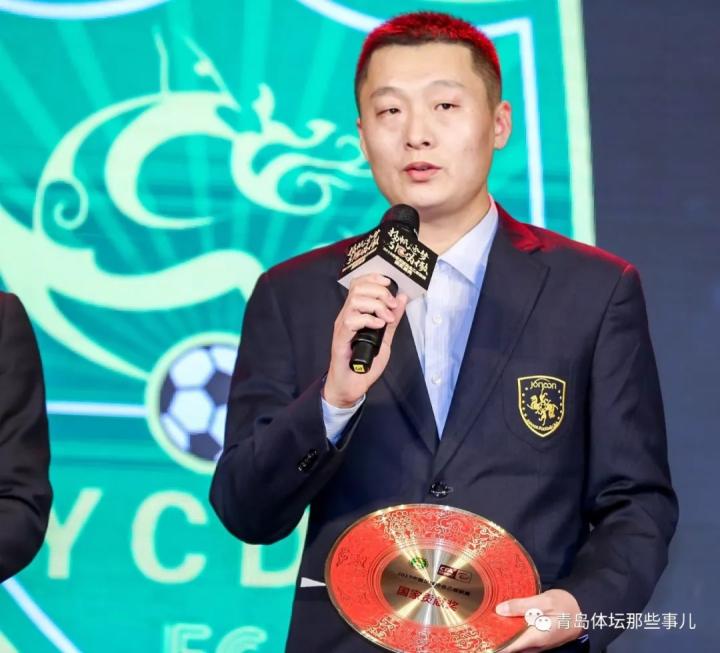 中能俱乐部新闻发言人薛杰在捧起沉甸甸的中乙国家贡献奖奖盘后意气