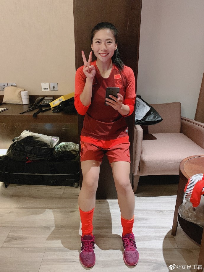 王霜与队友古雅沙搞怪自拍,膝部冰袋抢镜|中国女足|王霜|懂球帝