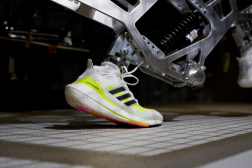 阿迪达斯推出ultraboost 21跑鞋"高能黄"配色