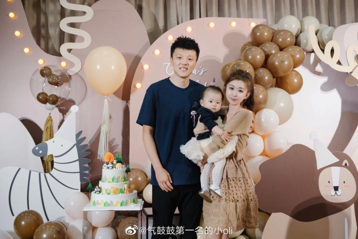 女儿一周岁,邹正妻子晒女儿周岁宴上一家三口合影