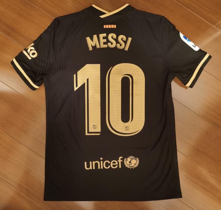 2021赛季巴萨客场黑金球员版球衣,梅老板全套字.
