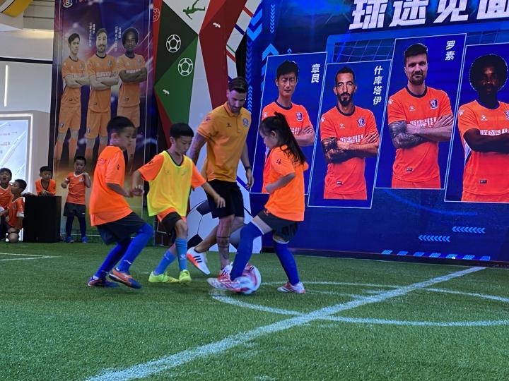 7月2日江西北大门足球俱乐部在九江联盛快乐城举行.