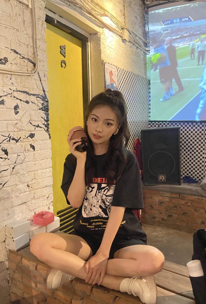 女球迷采访:她是一位播音系在校生,在欧洲杯担任实习主持