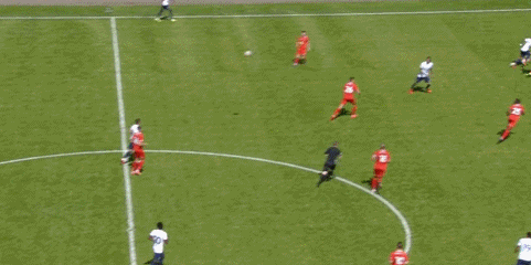 第62分钟,莱顿东方定位球威胁热刺球门.