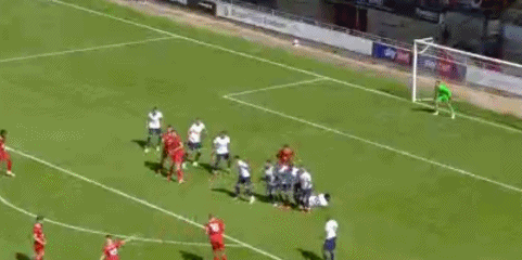 第62分钟,莱顿东方定位球威胁热刺球门.