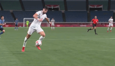 第12分钟,奥斯卡-希尔把远藤航的鞋踩掉,被出示黄牌.