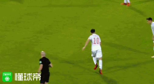 费兰-托雷斯建功 第8分钟,布斯克茨中场头球回传失误,拉希察单刀趟球