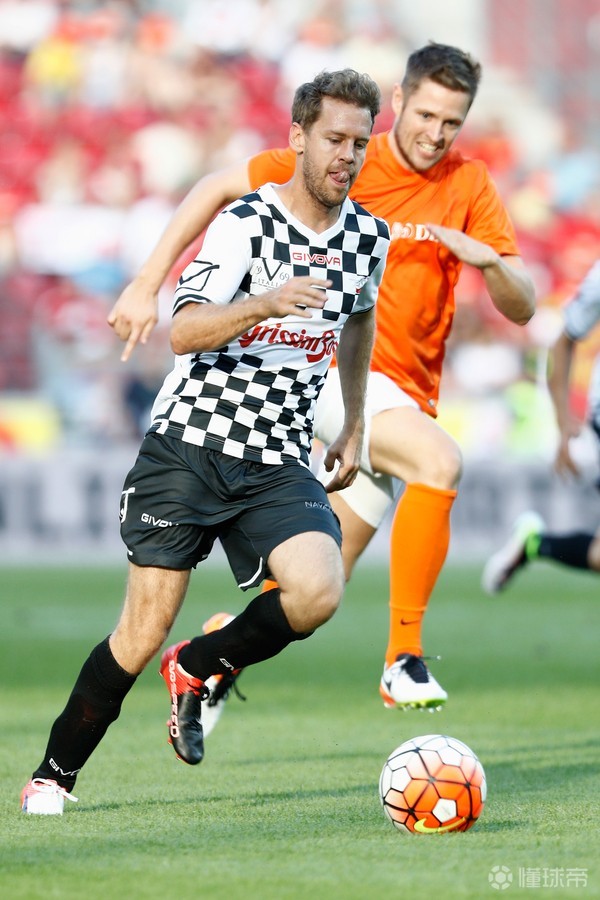 诺维茨基在罚点球时模仿起了意大利前锋扎扎,小碎步将球打飞