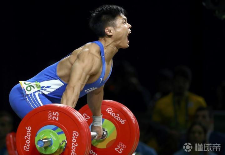吕小军在抓举第三次试举选择177公斤,他成功举起了杠铃并打破了世界