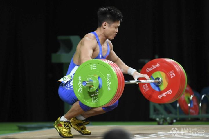 吕小军在抓举第三次试举选择177公斤,他成功举起了杠铃并打破了世界