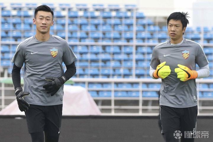 图集权健赛前踩场训练王永珀开怀大笑心情好