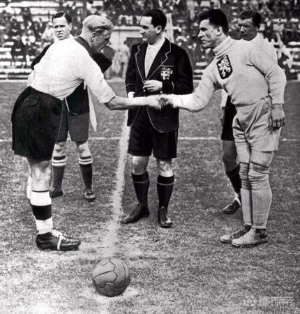 1934年意大利世界杯墨索里尼助意大利如愿首夺金杯