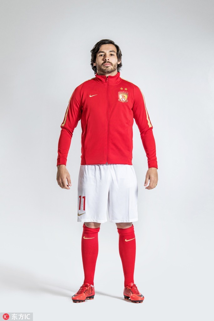 图集:恒大全队新赛季官方全身照,教练球员帅气摆拍