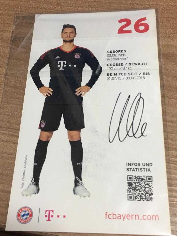 上个赛季在博阿滕受伤的情况下,胡梅尔斯一个人撑起了拜仁的整条防线.