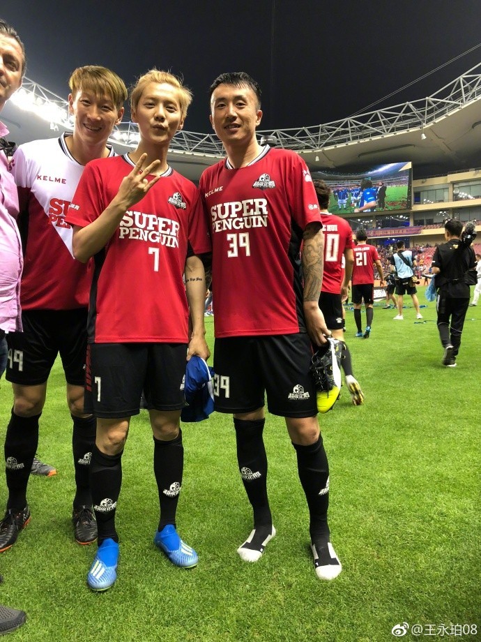 与偶像合影,鹿晗:我很激动