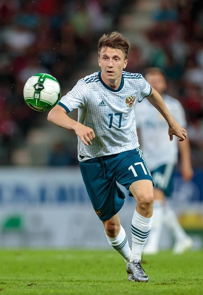 壁纸秀:戈洛文,颜值与球技并存!