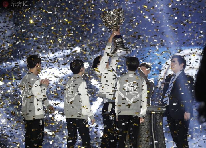 去年的英雄联盟s8总决赛引领了中国游戏迷的全民狂欢,ig历史性的捧杯