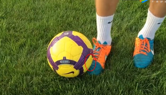 用外脚背)1,要找准触球部位:用脚外侧的脚趾根部靠近脚背的部位触球