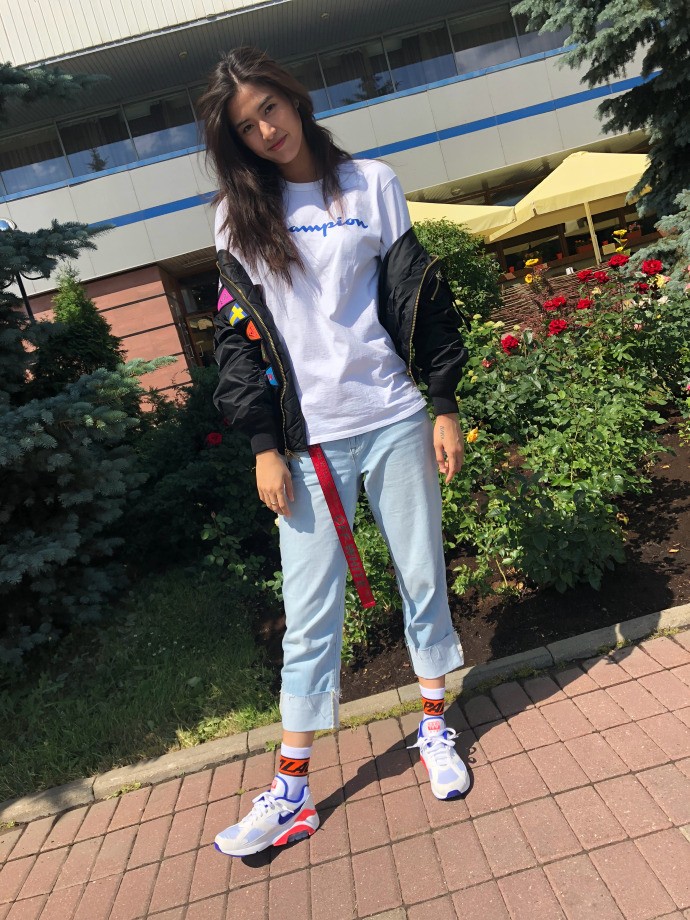 赵丽娜畅游俄罗斯感受世界杯,穿长裙留倩影|中国女足|李影|赵丽娜|懂