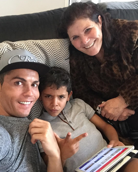 在和奶奶的一张合照里,站在最后的迷你罗就伸出了两根手指,做了一个