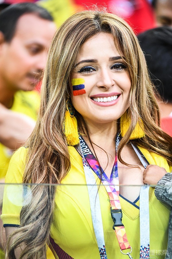 图集哥伦比亚女球迷看台抢镜中国妹子打出扎心标语