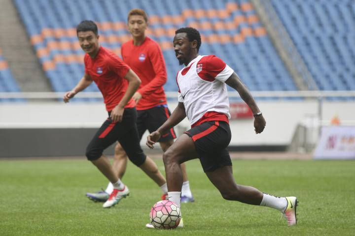 重庆力帆训练备战众将欢脱做游戏排队开火车