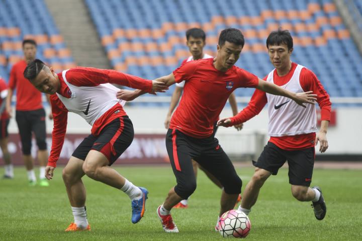 重庆力帆训练备战众将欢脱做游戏排队开火车