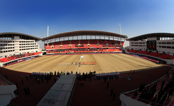 金山足球场,是一座位于上海市金山区的专业足球场,可容纳3万人.