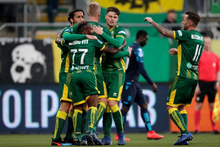 海牙队一下子陷入了被动的局面,好在这个时候,刚刚与球队续约的伊默斯