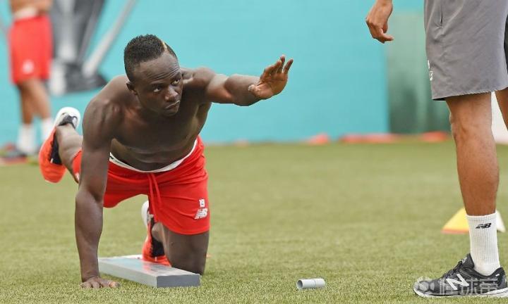 图集回来啦萨拉赫马内归队训练赤裸上身大秀肌肉