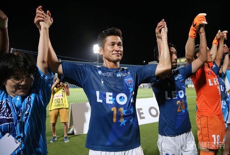 两代人 三浦知良本场的锋线搭档和他差了35岁 横滨fc 三浦知良 齐藤光毅 懂球帝