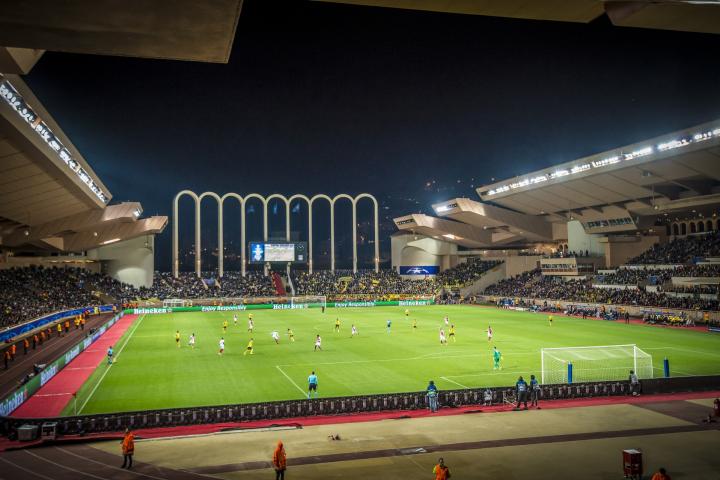 路易二世:地中海海风拂过的球场