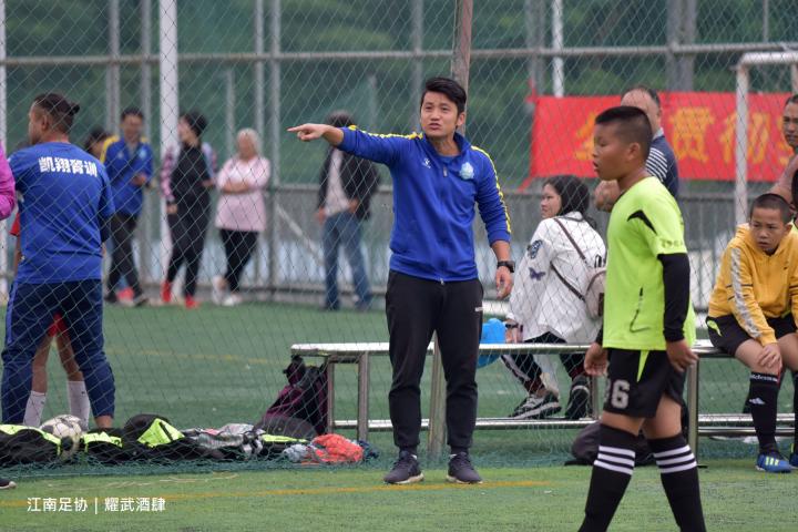 大四喜足球小将闪耀球场小旋风携手江南小学夺冠军