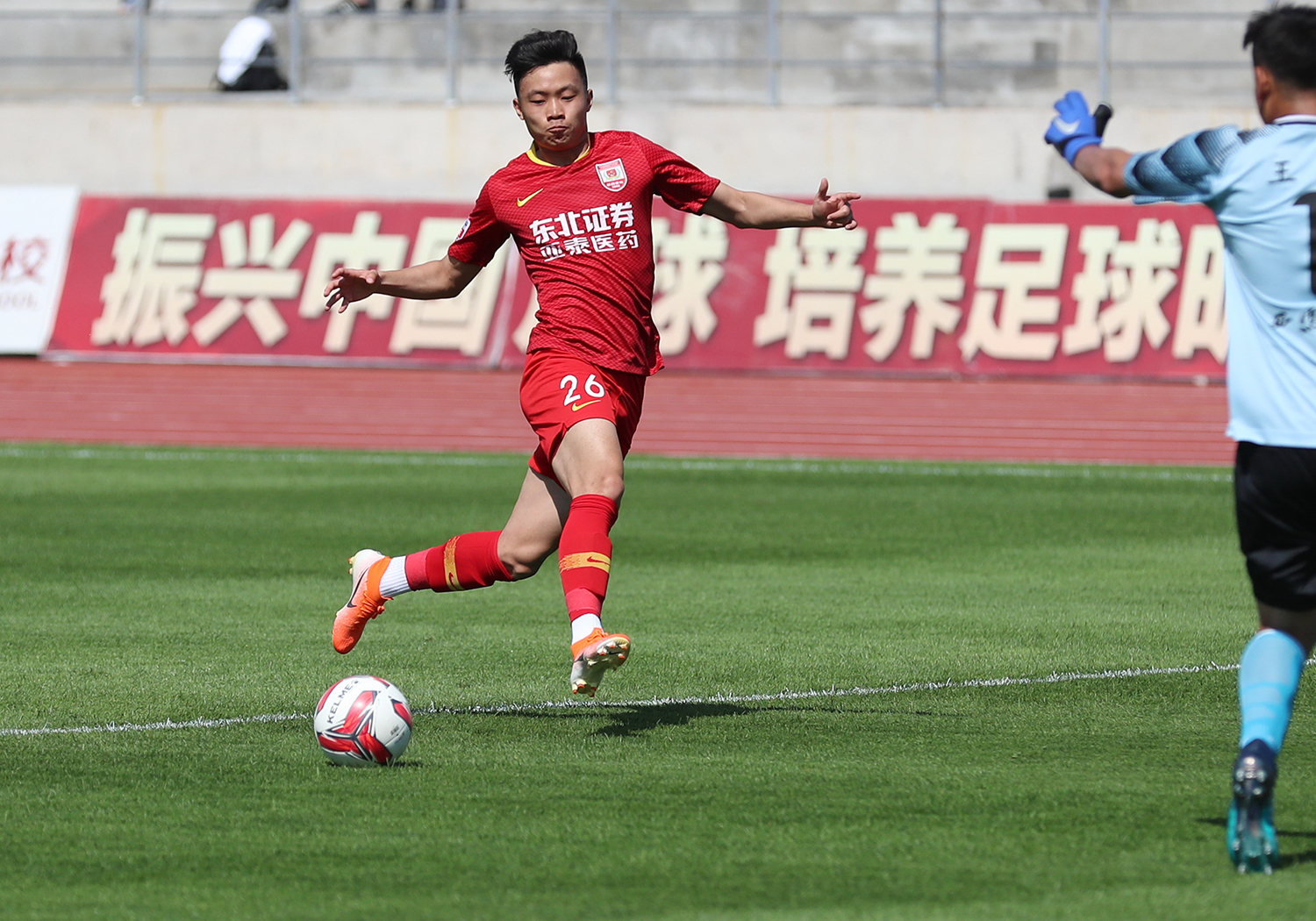 李尚文帽子戏法亚泰主场3比0胜陕西获四连胜