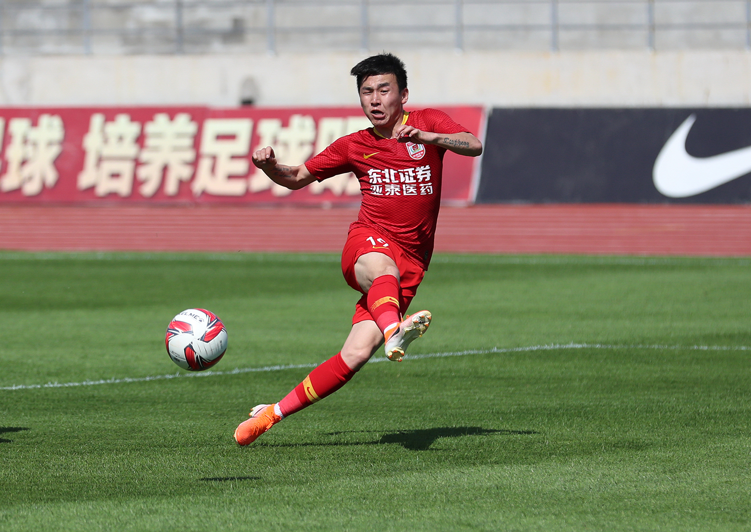 李尚文帽子戏法亚泰主场3比0胜陕西获四连胜