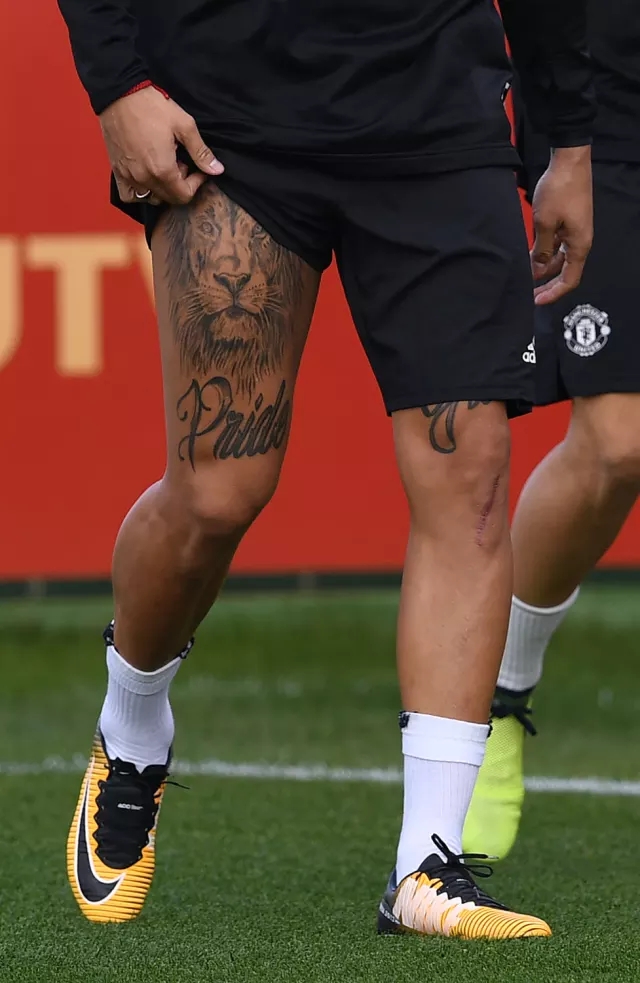 与许多同龄人一样,菲尔米诺的身上也有大量的纹身,从他的脖子(戴着"