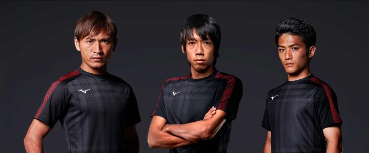 系列的代言球员分别是穿着morelia ii的中村宪刚,青山敏弘,大岛僚太