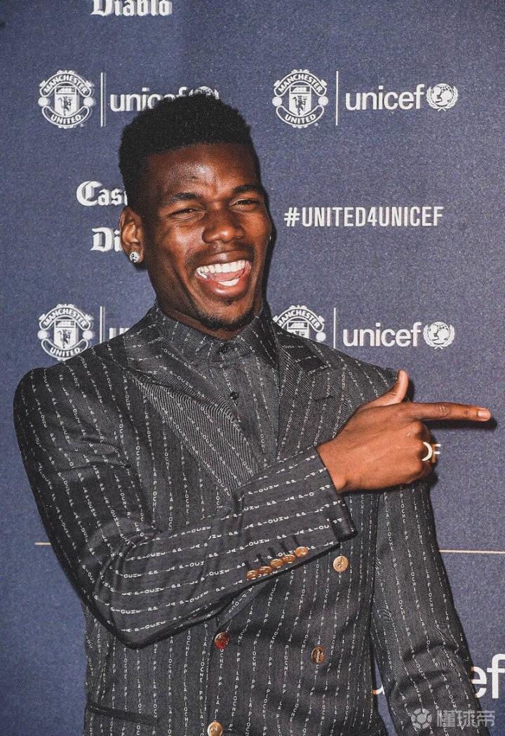 博格巴参加慈善晚宴所穿的套装是个人定制款西装上