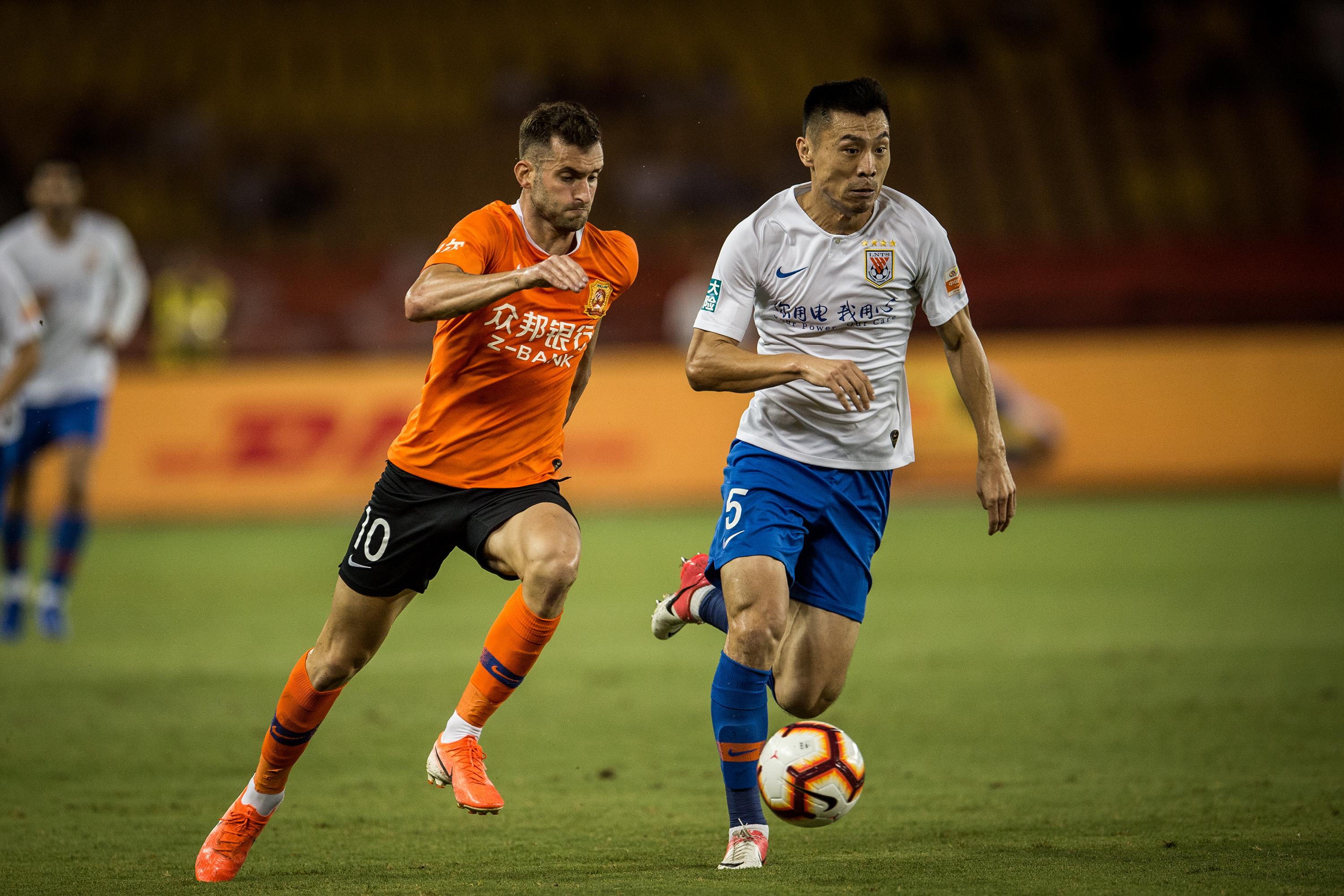 战报丨橙海沸腾明天传射武汉卓尔21战胜山东鲁能泰山