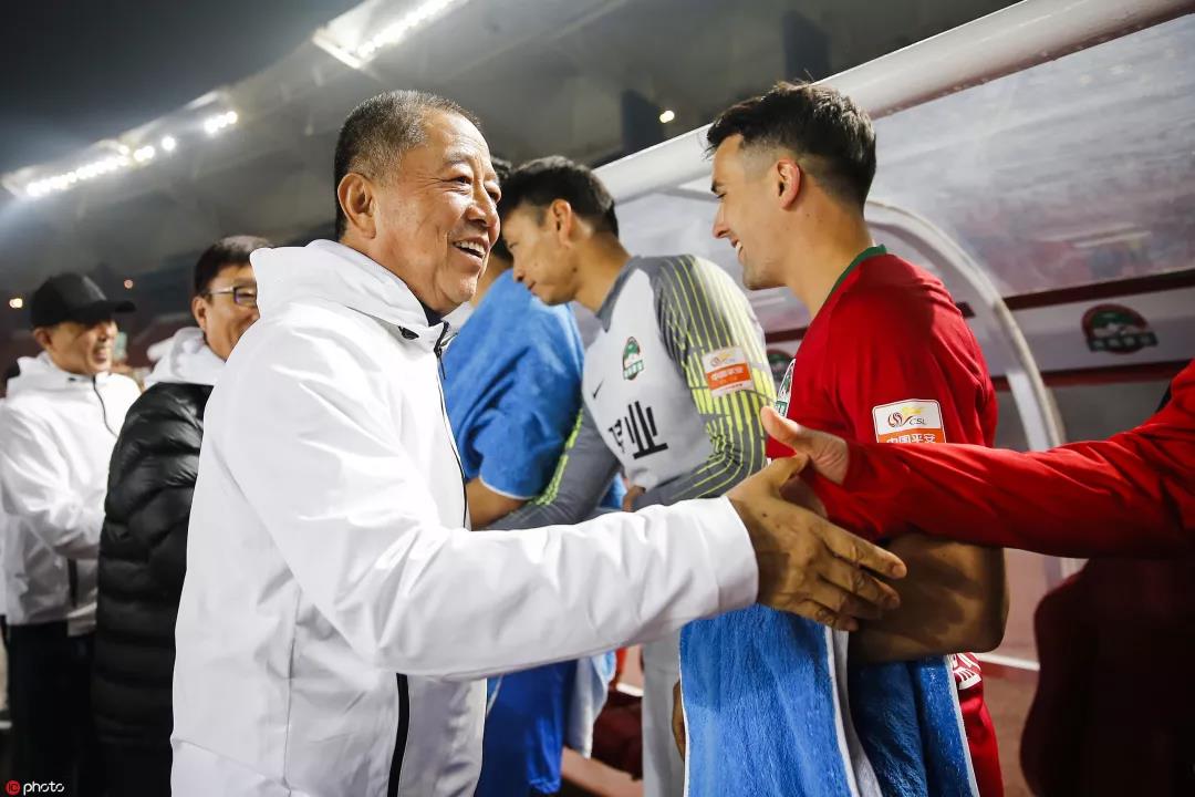 建业副总裁闵闵伪球迷说