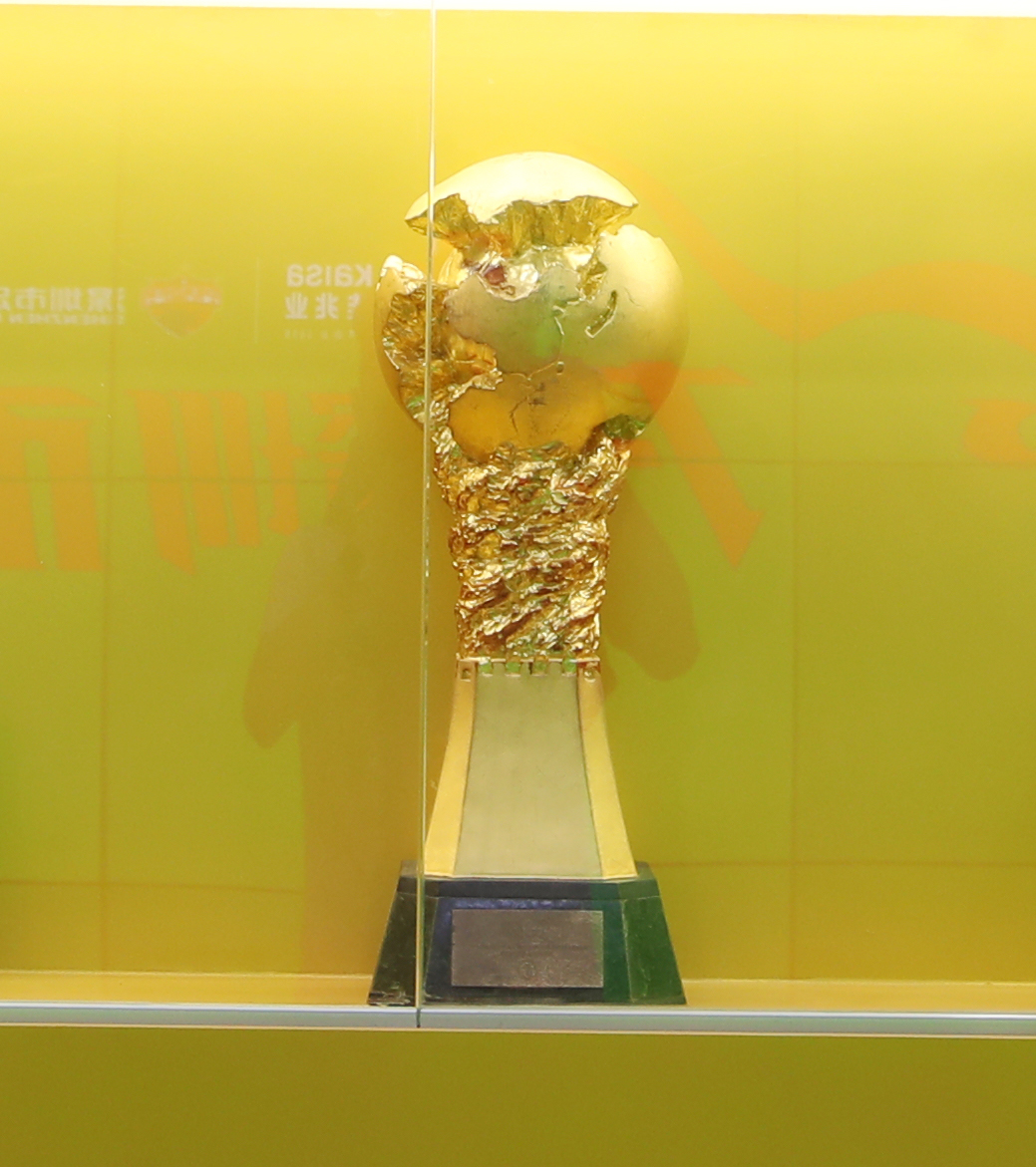 每个来看我的人,都会忍不住想摸摸火神杯,跟它合影!