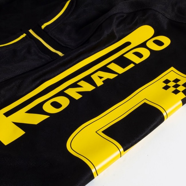 目前这一特别版印字已经在subside sport官网上架发售,售价10英镑.