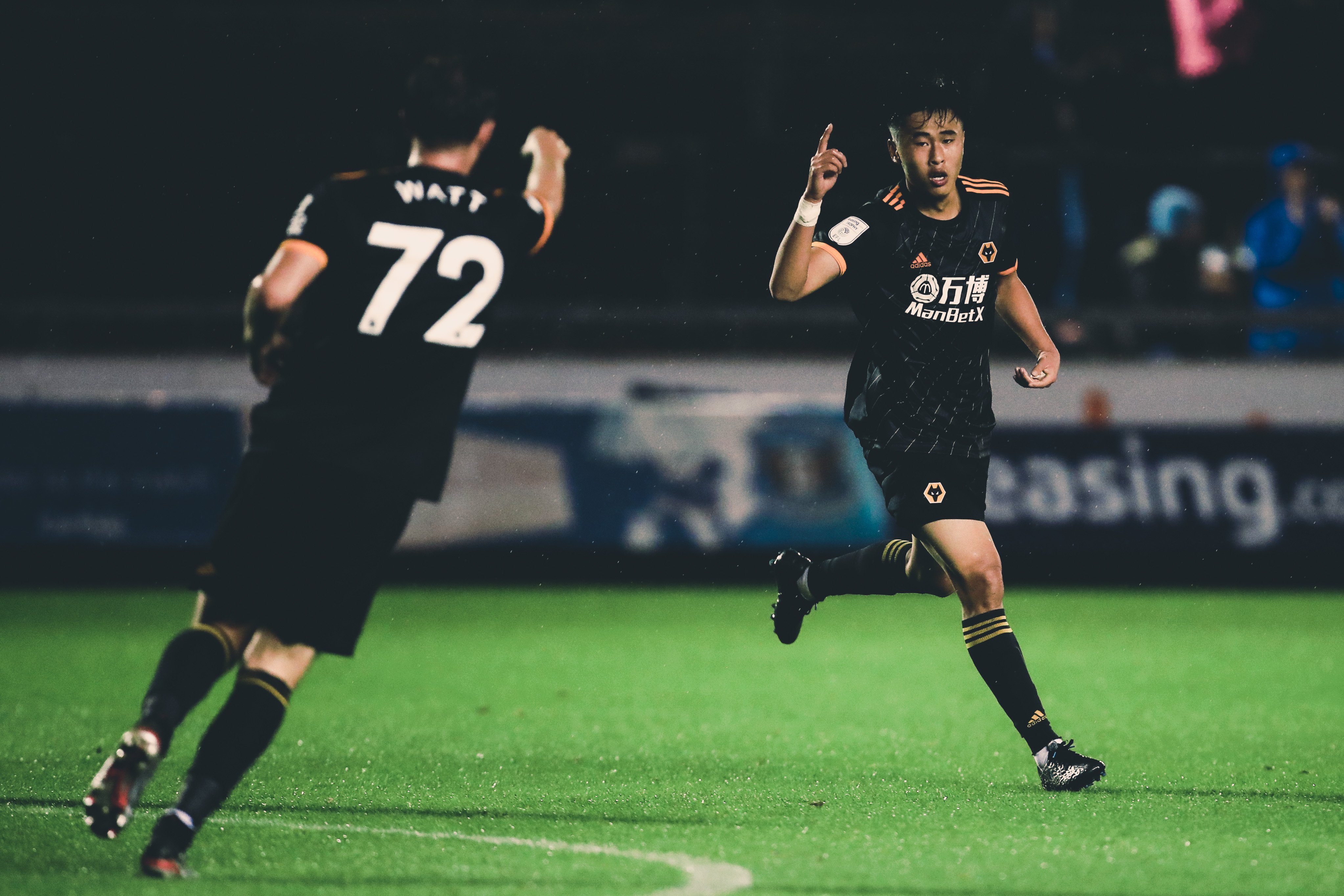 戴伟浚远射破门狼队u21获锦标赛开门红何朕宇替补登场