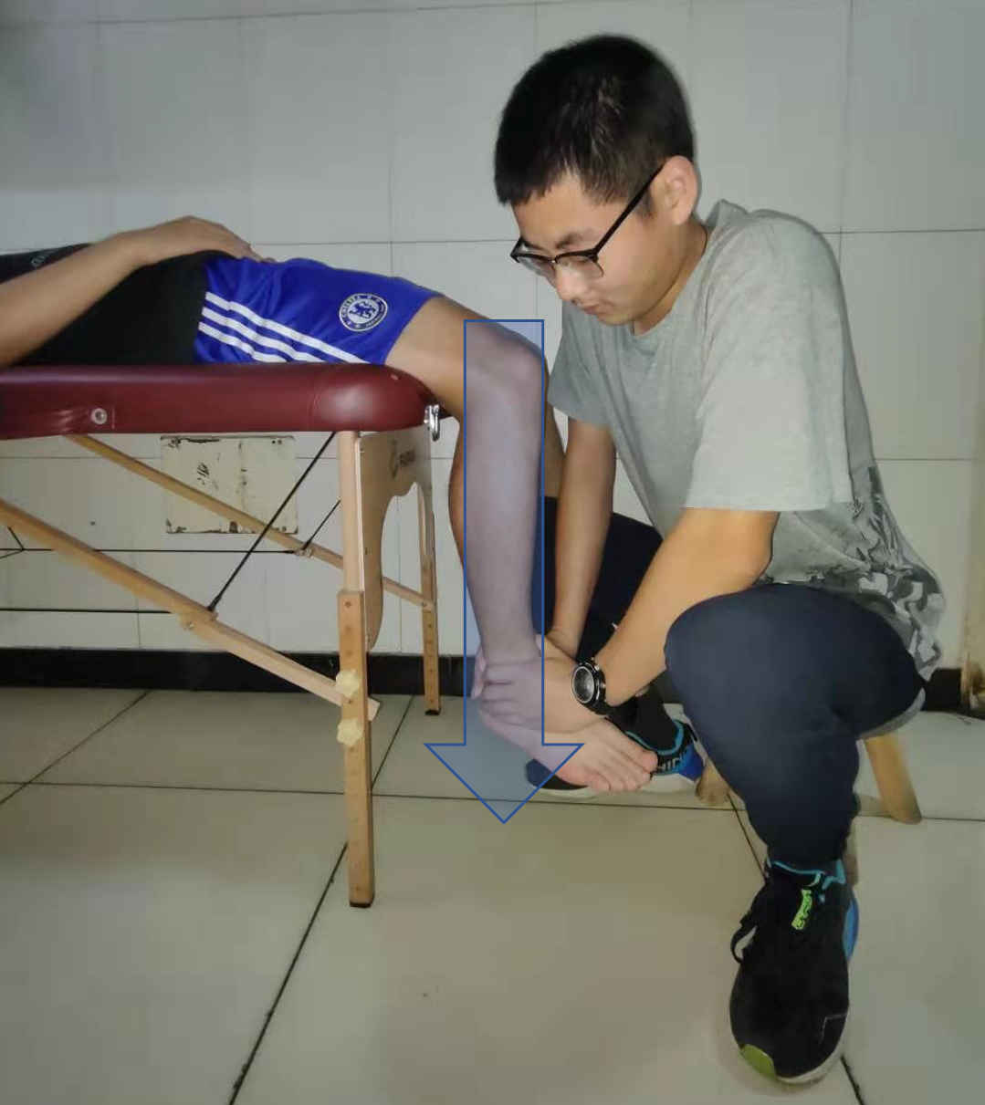 今天我们给大家带来的是一个简单易行的关节松动术方法——长轴牵引.