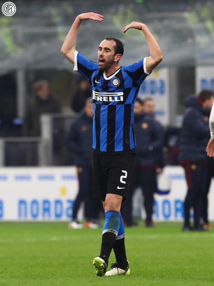 赛前,迭戈-戈丁与安东尼奥-孔蒂一同出席了新闻发布会.