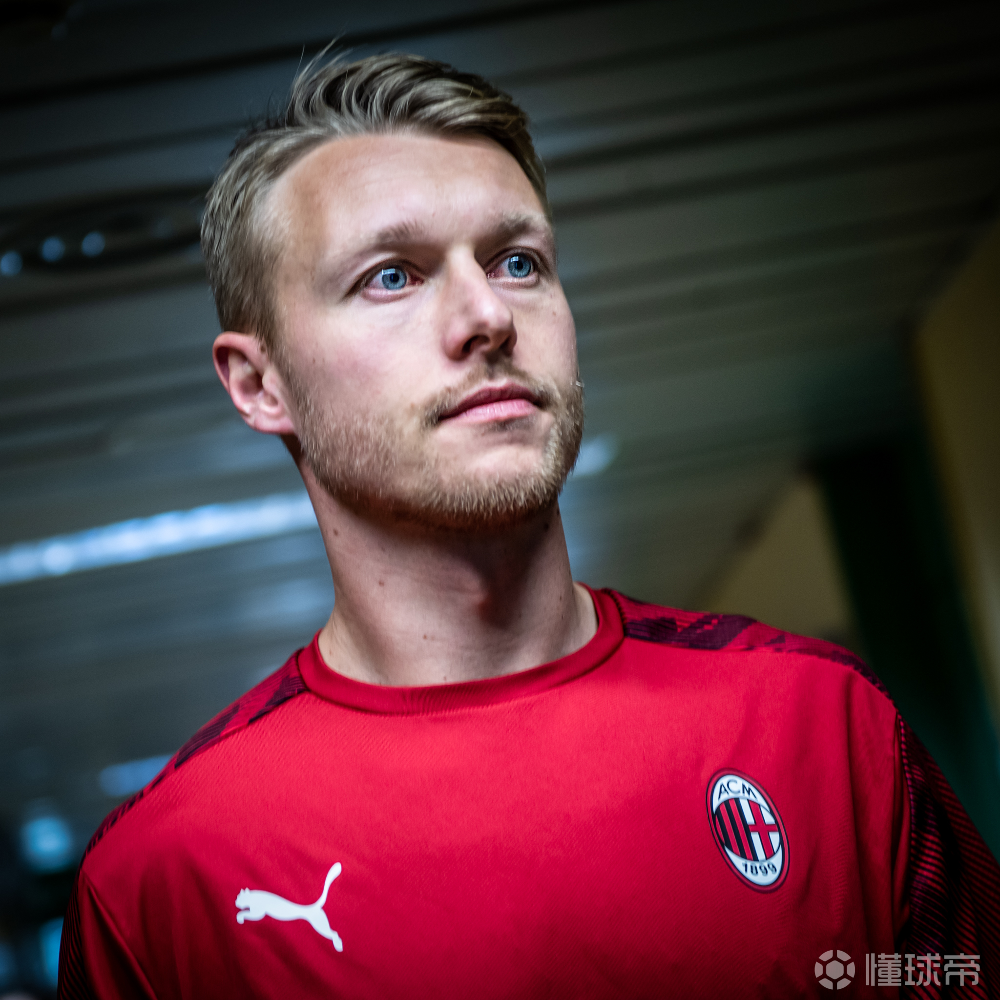 看看身披红黑战袍的丹麦队长英姿飒爽