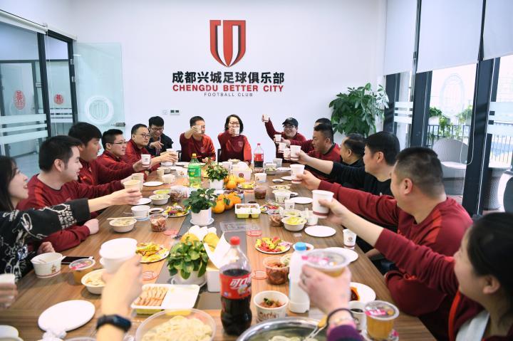 今天是大年二十九,成都兴城足球俱乐部全体员工依然