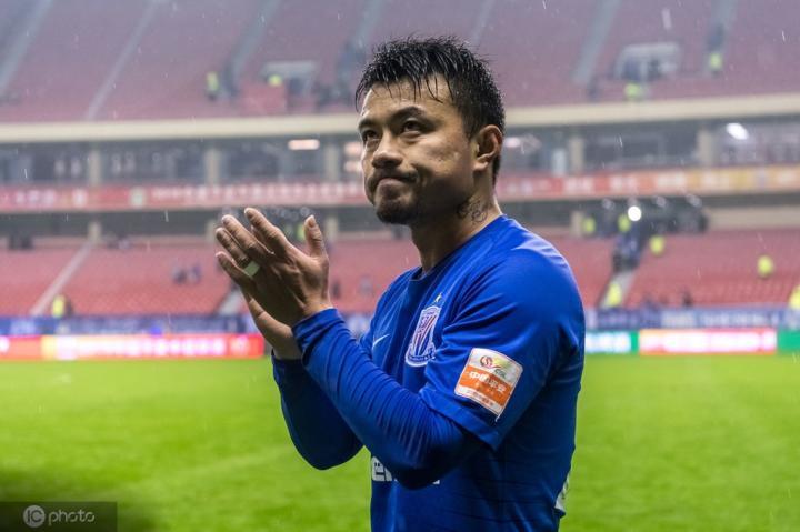 东体:申花给全队定制亚冠西装;曹赟定因膝伤落选国家队集训